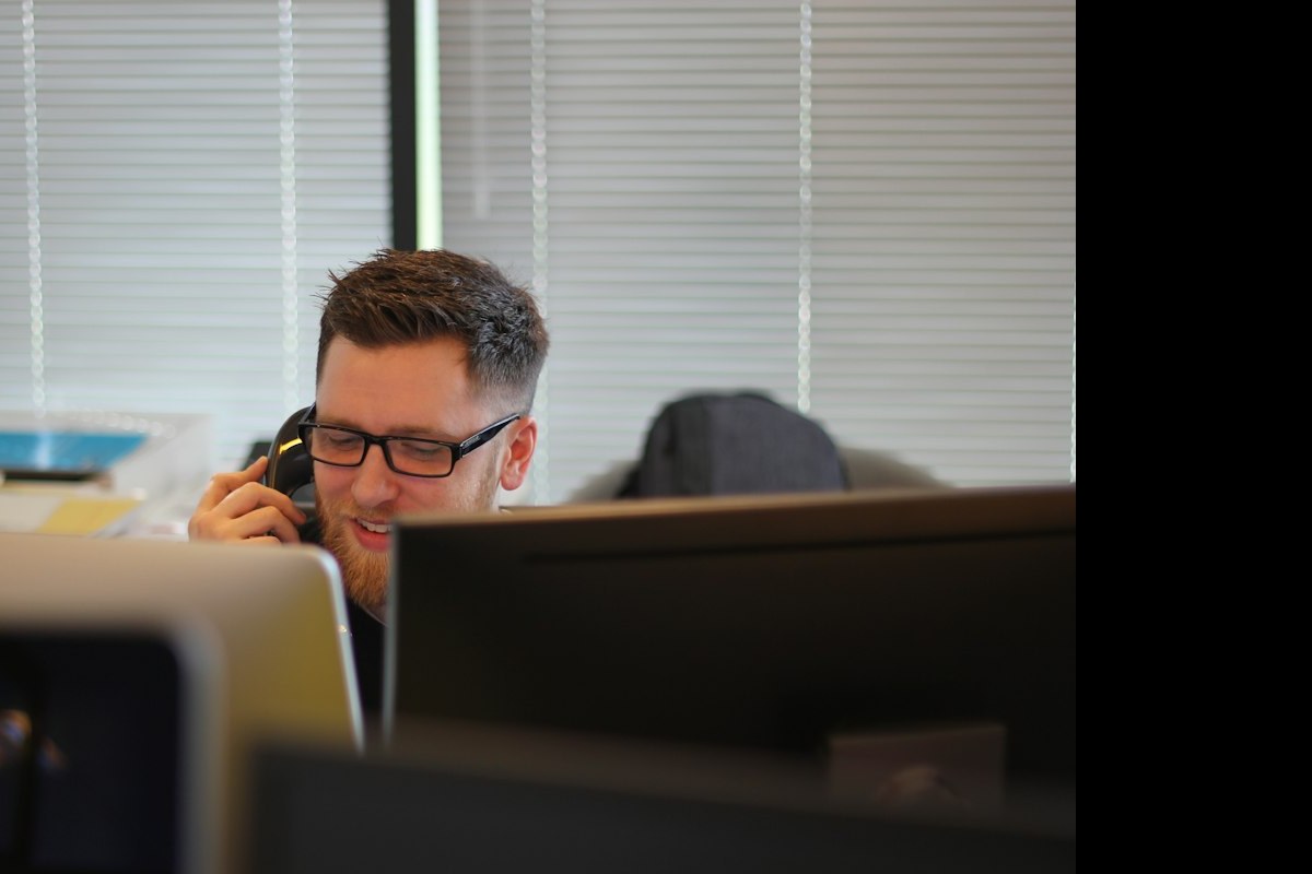 Telefoniste van Adequaat aan het bellen in het callcenter